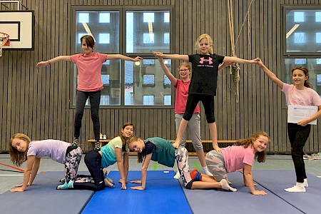 Akrobatik-Einheit im Sportunterricht der 5a