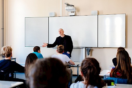 Bericht zu Besuch von Dirk Müller in der Klassenstufe 9